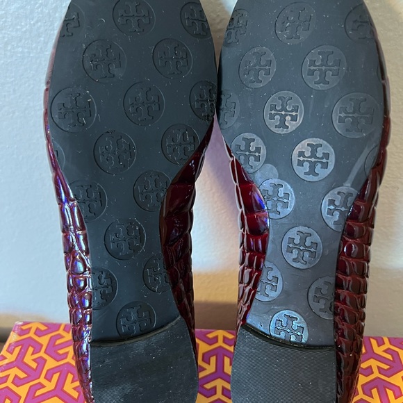 Tory Burch cranberry crocodile print flats 7 1/2 - Picture 3 of 7